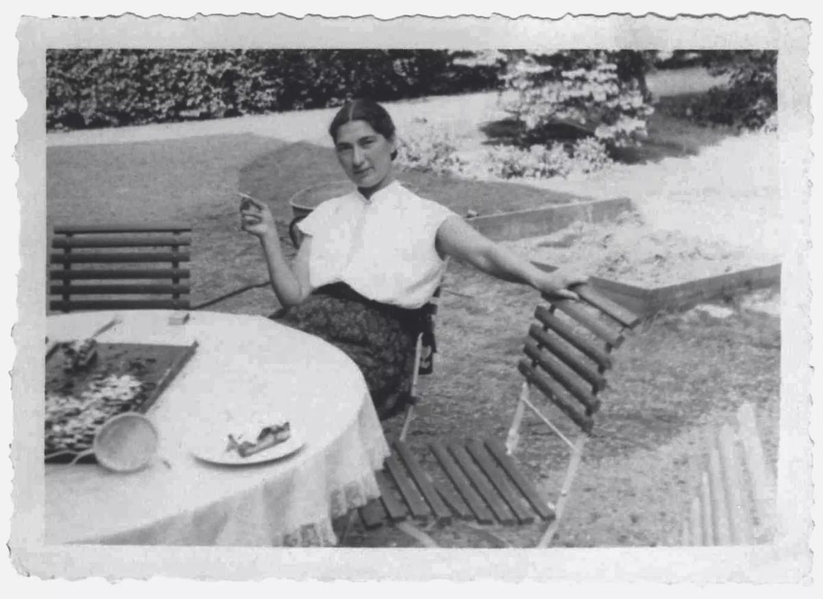 Janny fumando un cigarrillo, 1956