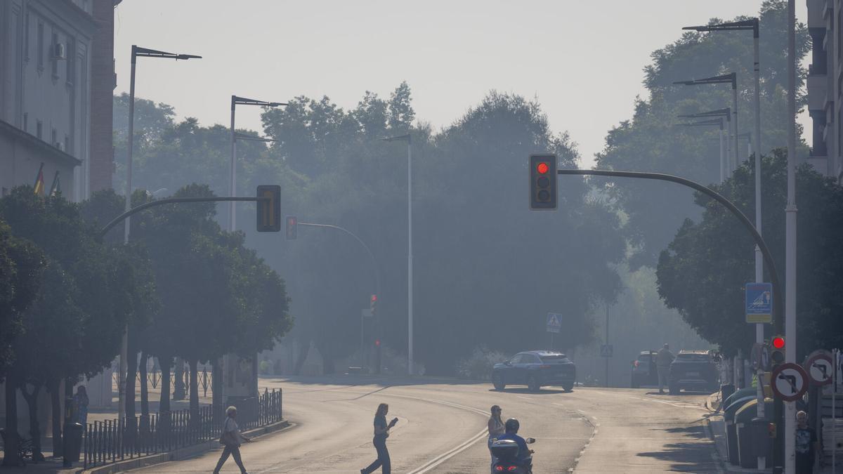 Vista del humo en Huelva capital por el incendio de Niebla