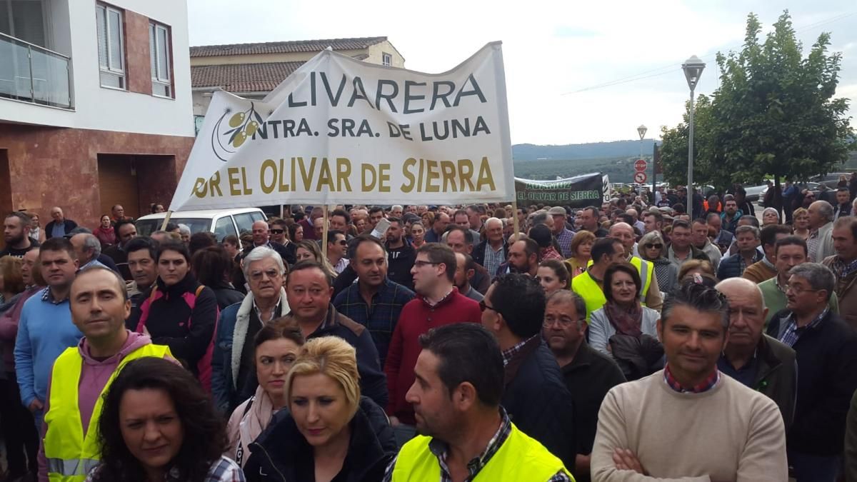 Miles de personas se manifiestan en defensa de la agricultura en Adamuz