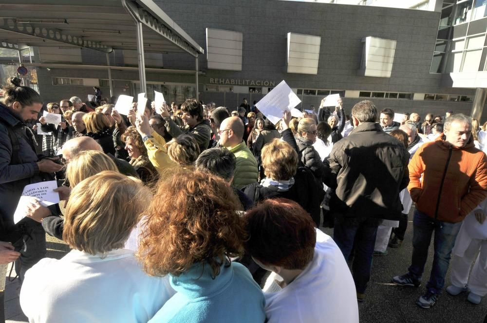 Protesta de los empleados del hospital por el despido de dos trabajadores de la cafetería