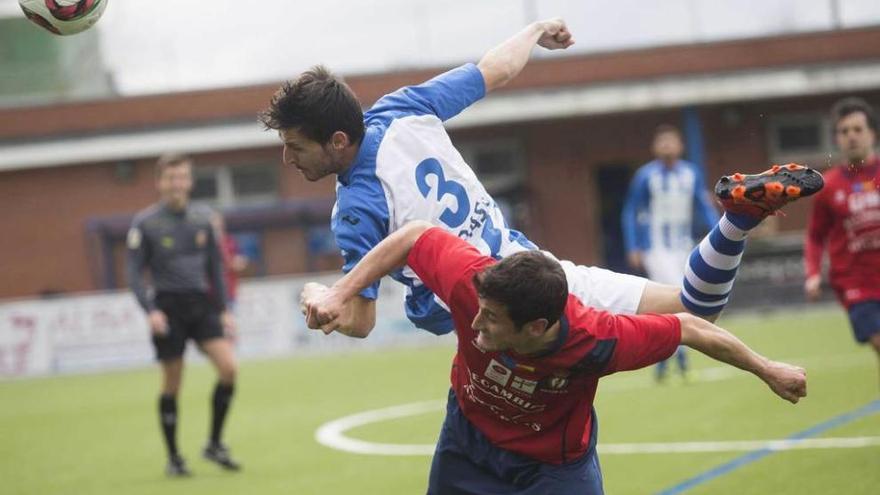 El defensa del Avilés Jorge Fidalgo disputa el balón con Rodri.