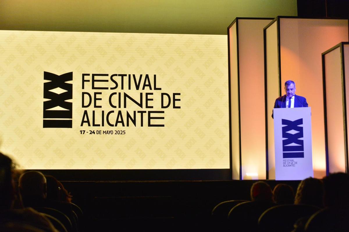 Vicente Seva, durante su discurso en la gala inaugural del Festival de Cine de Alicante