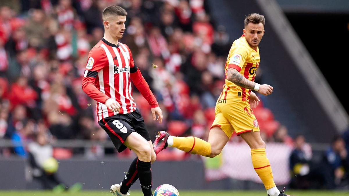 Sancet, un dels dubtes, en el partit de l'any passat contra el Girona, davant d'Aleix Garcia.