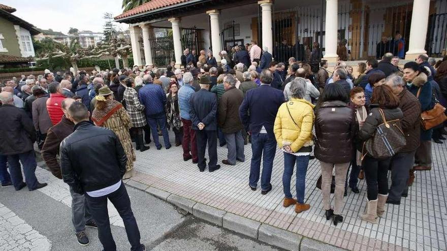 Asistentes al funeral, ayer, en el exterior de la iglesia de Salinas.