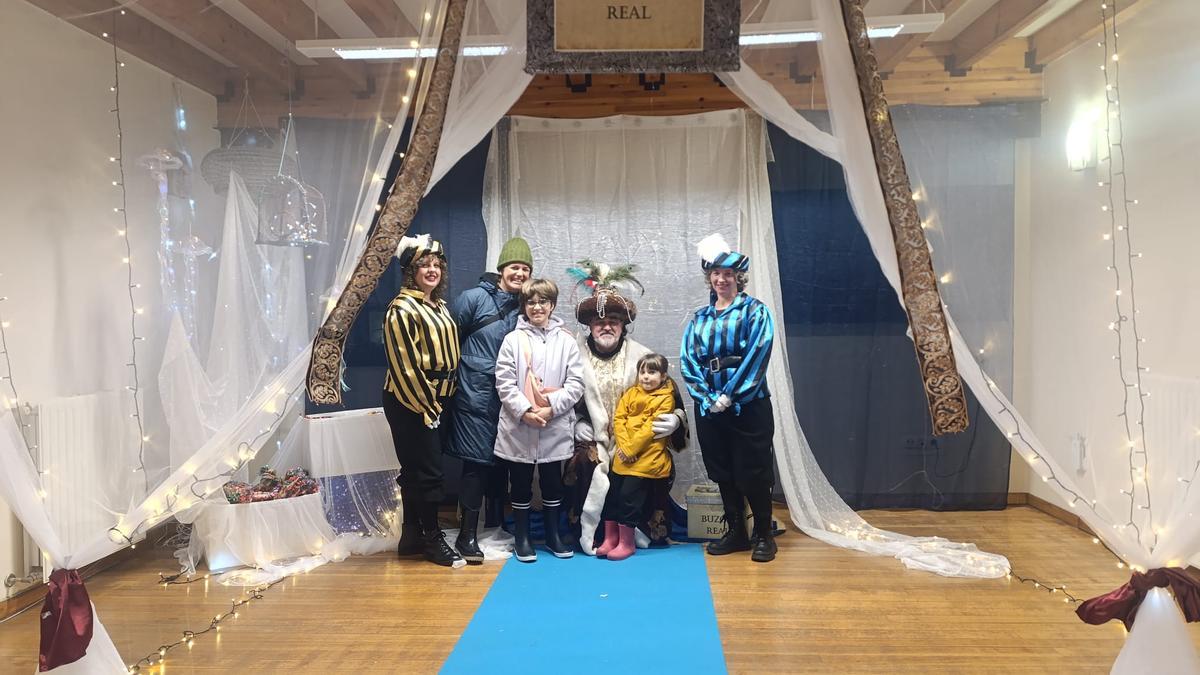 El Cartero Real y sus pajes, con una familia.