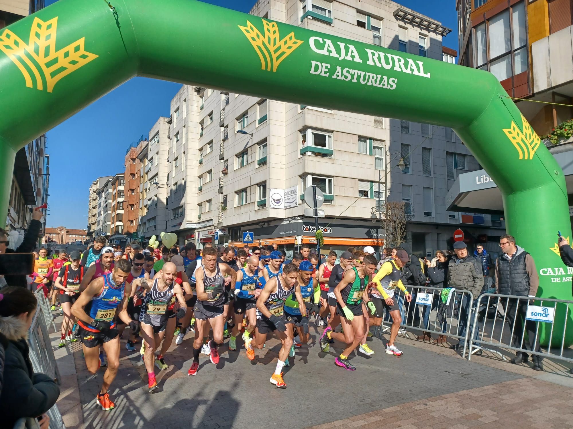 Todas las imágenes de la  XXXIII Media Maratón de Siero: así fue la gran prueba con salida en la Pola