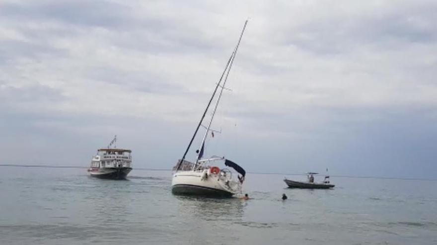 Tres embarcaciones remolcan el velero varado por el temporal en Benidorm