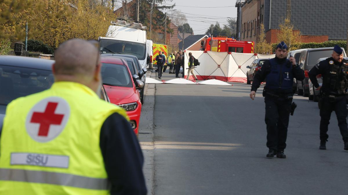 Servicios médicos y de la policía trabajando en el área donde un coche ha atropellado a diversas personas de carnaval con cuatro fallecidos