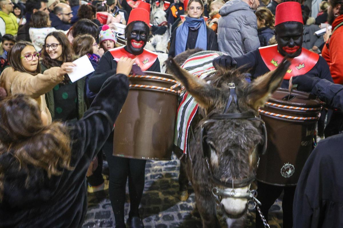 El Embajador Real y la entrega de cartas a las burritas llenan de ilusión las calles de Alcoy