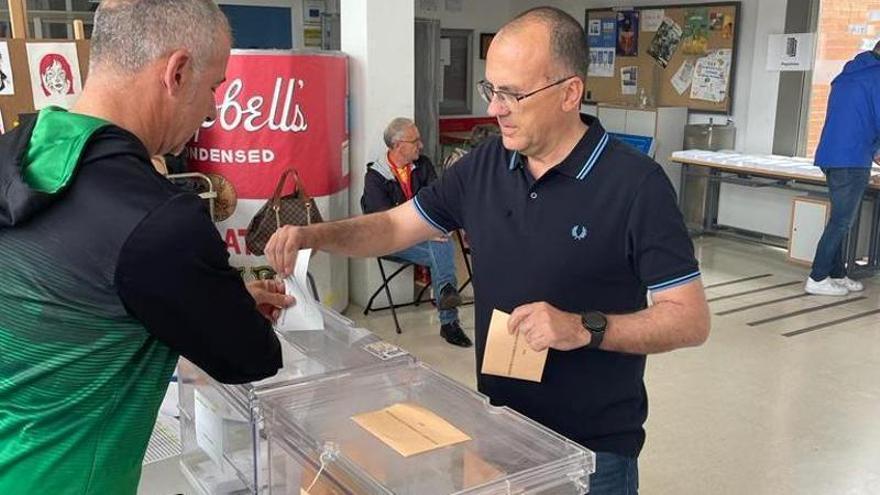Enrique Hueso, del PP, votó ayer por la mañana en Navalmoral.