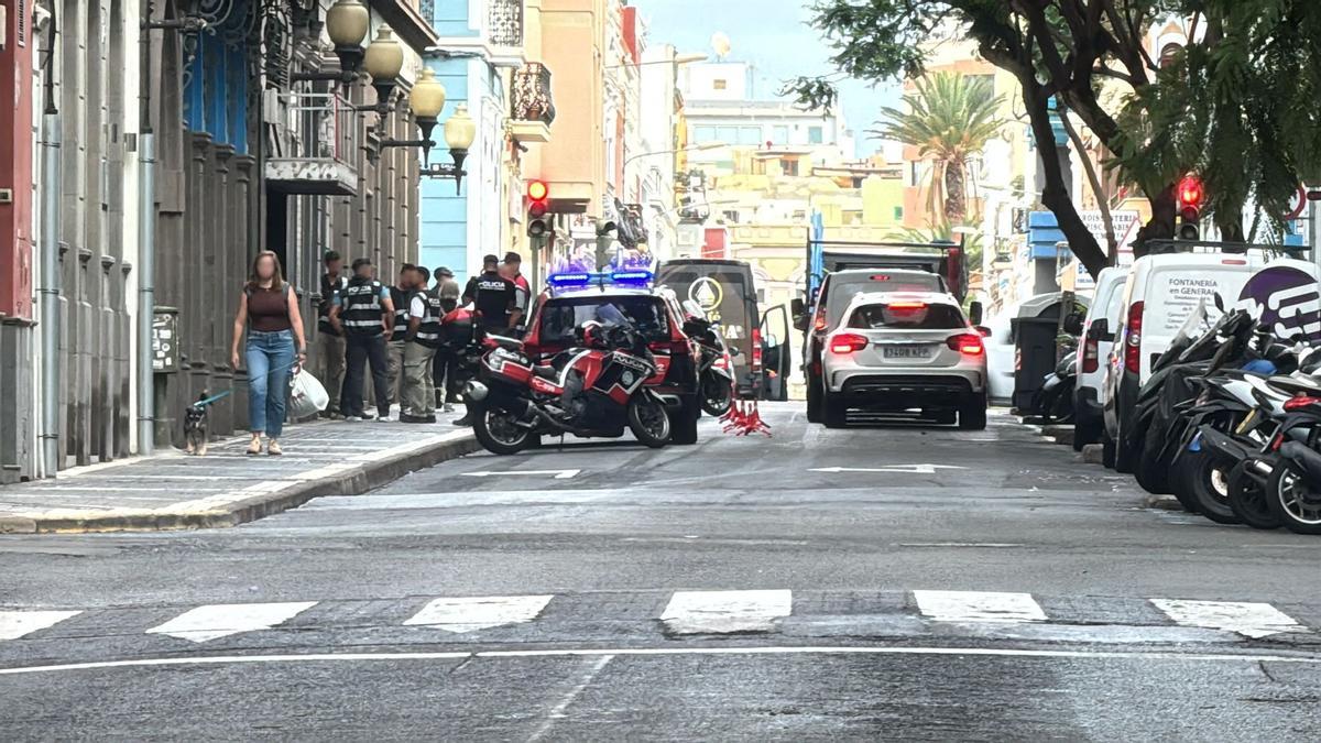 Coches de policía canaria en la puerta de la sede de Quorum Social 77.