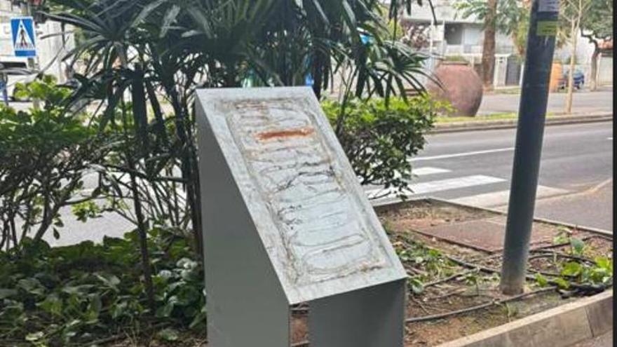 Atentado contra una placa del Orgullo en Santa Cruz