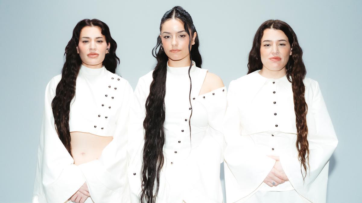 Aida, Olaia e Sabela, Tanxugueiras, nunha foto para o novo álbum, preparadas polo estilista Sebas Hotmail