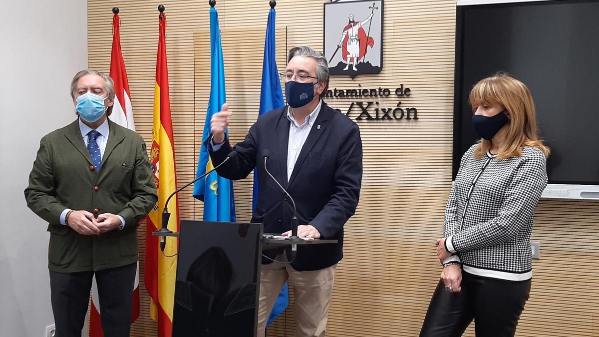 Por la izquierda, Alberto López-Asenjo, Pablo González y Paloma Gázquez, ayer, durante su rueda de prensa en el Ayuntamiento.