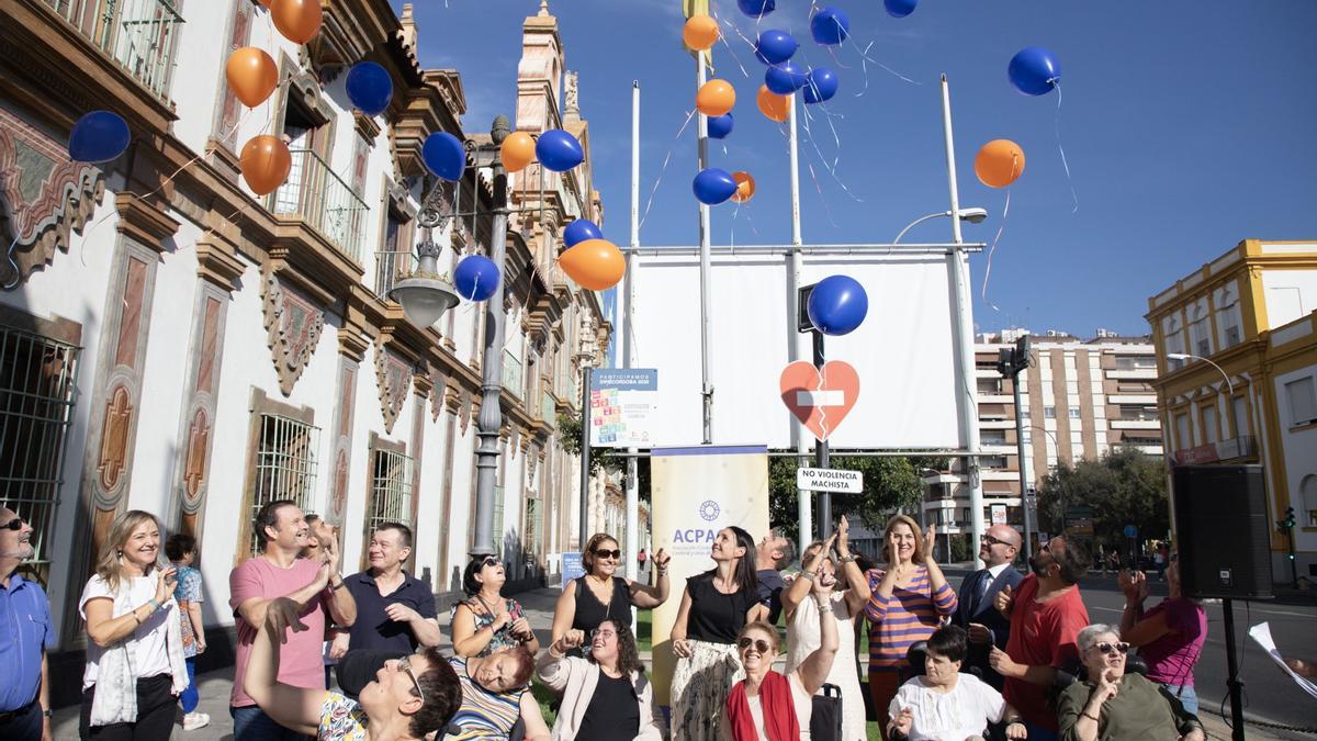 Suelta de globos organizada por Acpacys, con motivo del Día Mundial de la Parálisis Cerebral.