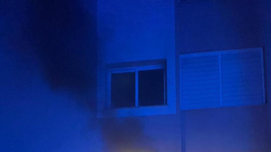 VÍDEO | Desalojan a unos 60 vecinos por el incendio de un garaje en un edificio de sa Coma