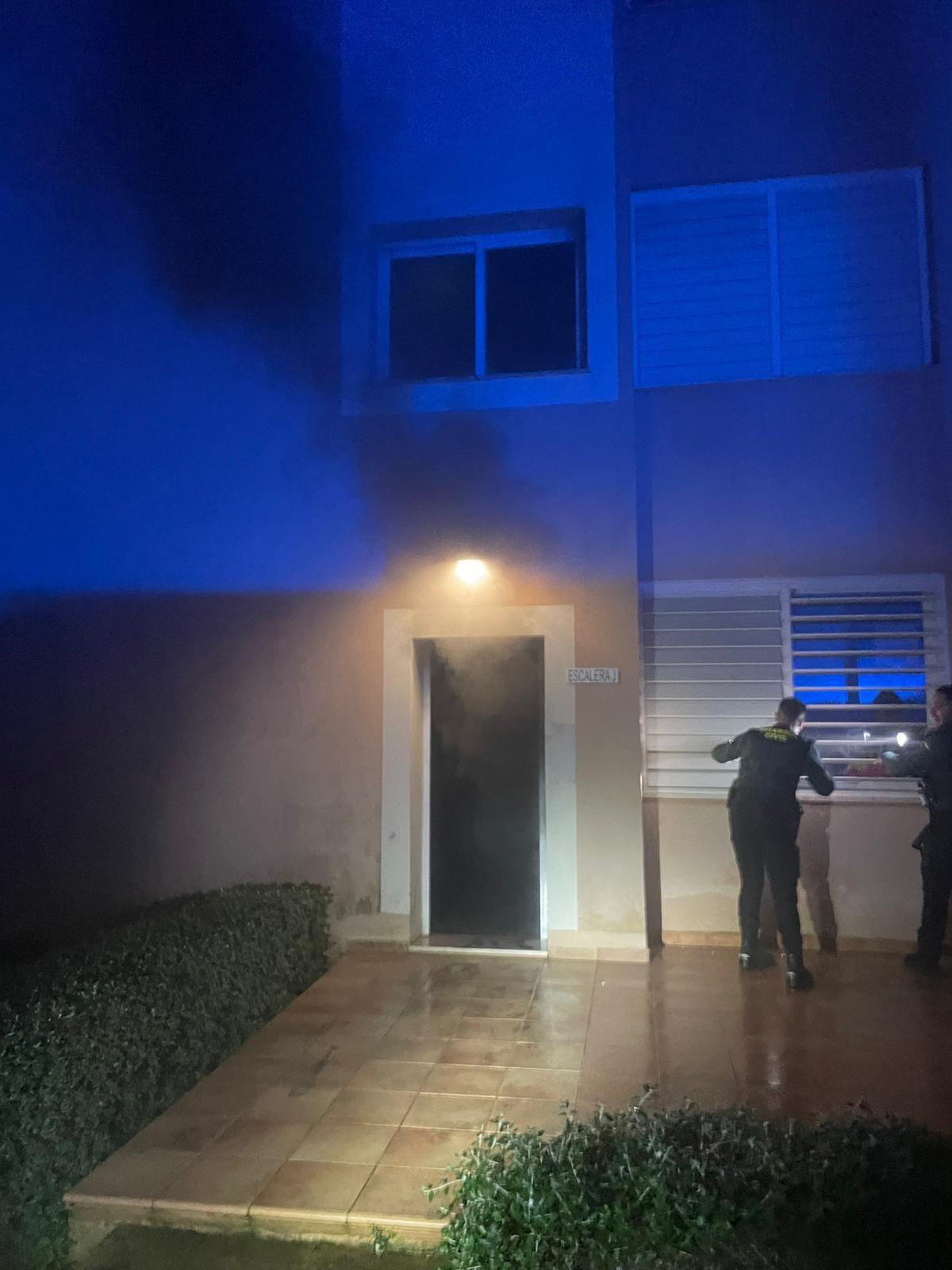 FOTOS | Desalojan a unos 60 vecinos por el incendio de un garaje en un edificio de Sa Coma