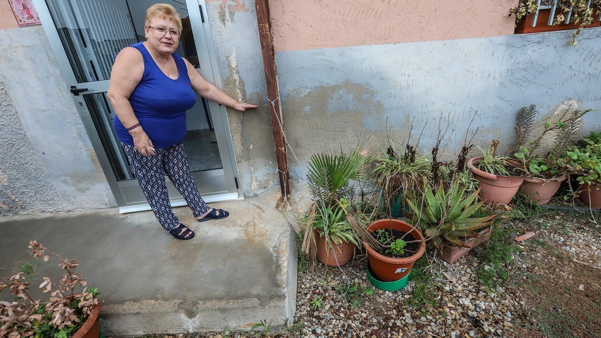 Josefina Gambín, vecina de Callosa de Segura, muestra la zona de su casa que se inundó con la DANA.