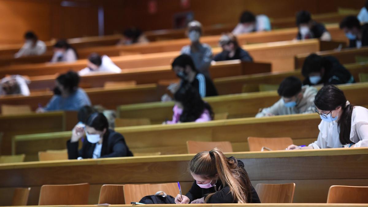 Jóvenes en selectividad.