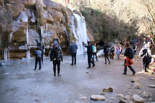 Vídeo: Primer cap de setmana de pagament per veure els gorgs del torrent de la Cabana de Campdevànol glaçats