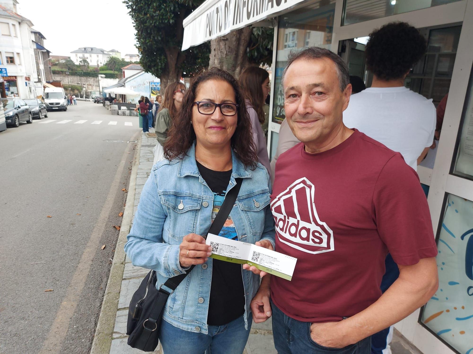 En imágenes: Colas en Puerto de Vega para conseguir una entrada para el partido de la Copa del Rey