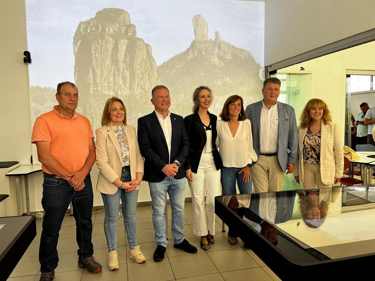 El viceconsejero de Formación Profesional y Cualificaciones Profesionales del Gobierno de Canarias, Francisco Rodríguez, (segundo por la derecha), junto a la directora del CIFP San Cristóbal, Rosa Delia Rodríguez, (tercera por la derecha), Carolina León, directora general de FP del Gobierno de Canarias (cuarta por la derecha) y el alcalde de Valleseco, José Luis Rodríguez, (en el centro).
