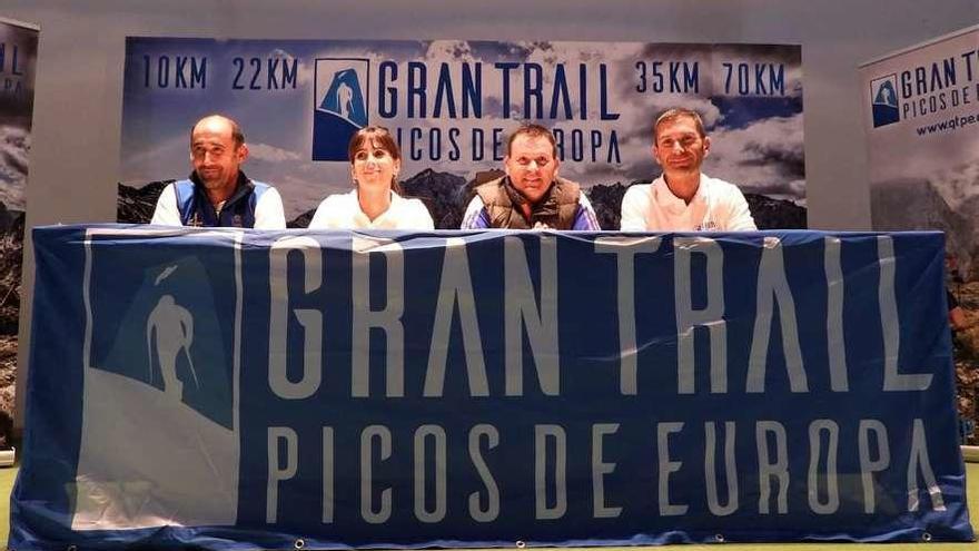De izquierda a derecha, Aurelio Fernández, Marta Escudero, José Manuel Abeledo y Rubén González, en la presentación de la Gran Trail Picos de Europa.