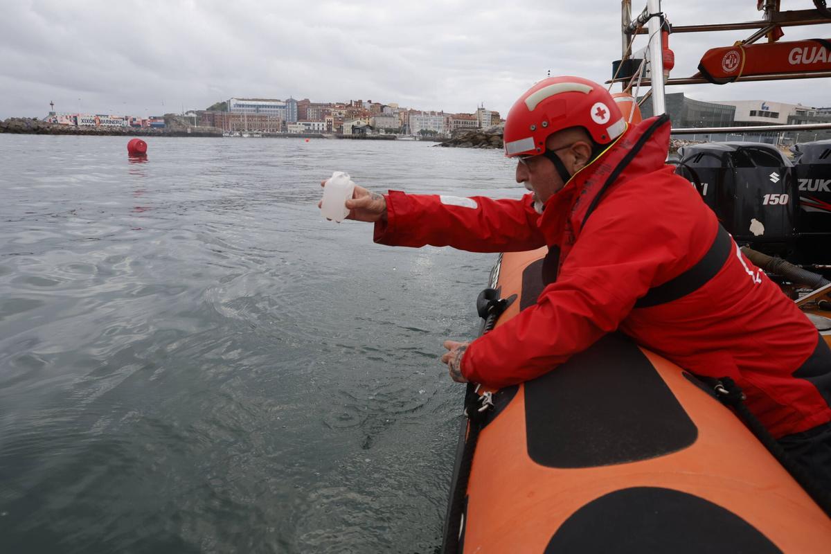 El control de la calidad de las aguas del mar de Gijón, en imágenes
