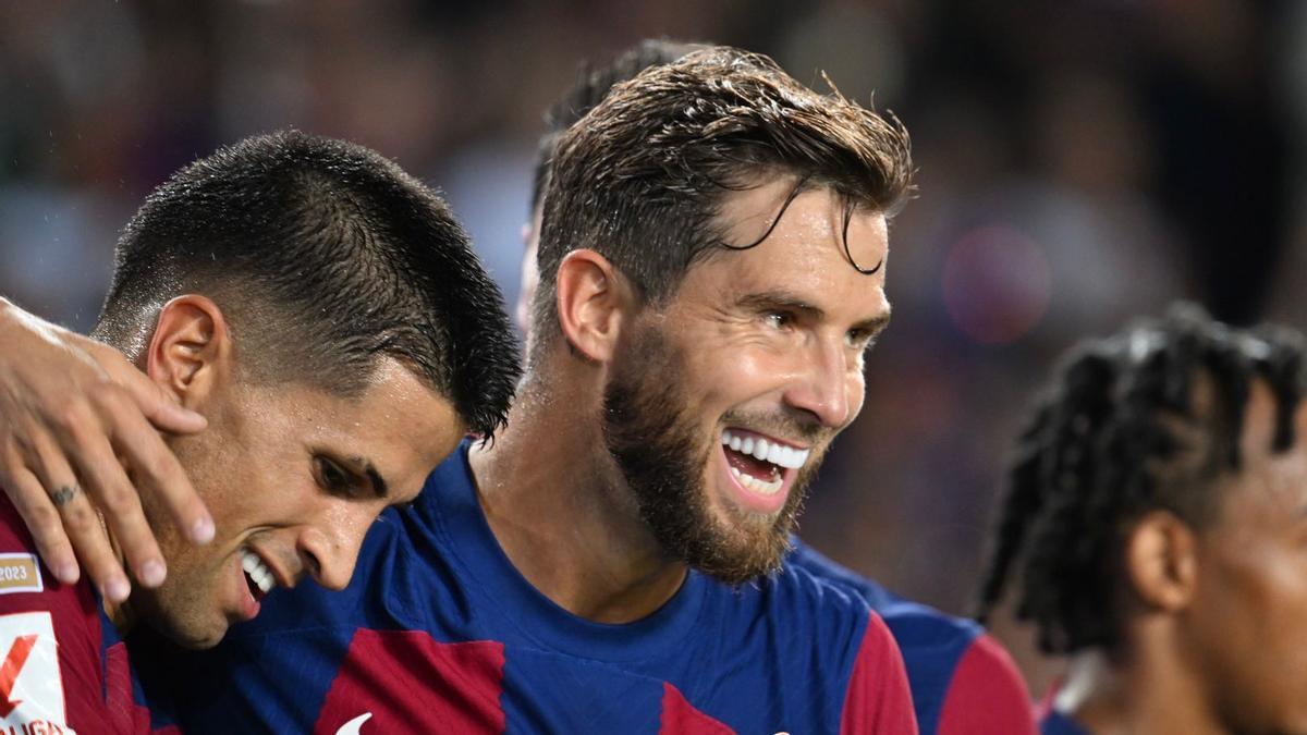 Iñigo Martínez, sonriente junto a Cancelo, jugó el último cuarto de hora.