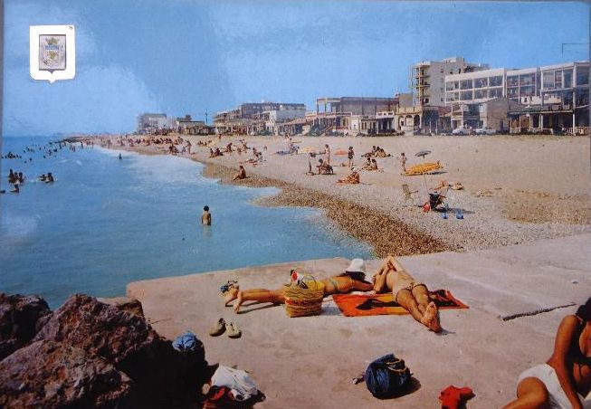 Postal de los años 60 de la playa de Nules, en la que se observa cómo ahora el mar ha ido ganando cada vez más y más terreno a la costa.