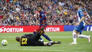 jcarmengol33808307 fc barcelona s rafinha  second left  kicks the bal160508202552