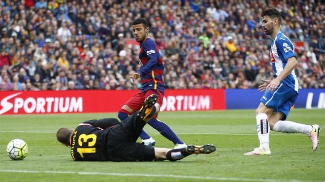 jcarmengol33808307 fc barcelona s rafinha  second left  kicks the bal160508202552