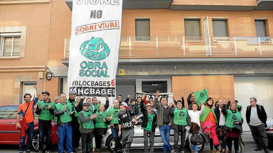 Al bloc d&#039;habitatges del carrer Gaudí s&#039;hi han instal·lat tres famílies a punt de ser desnonades