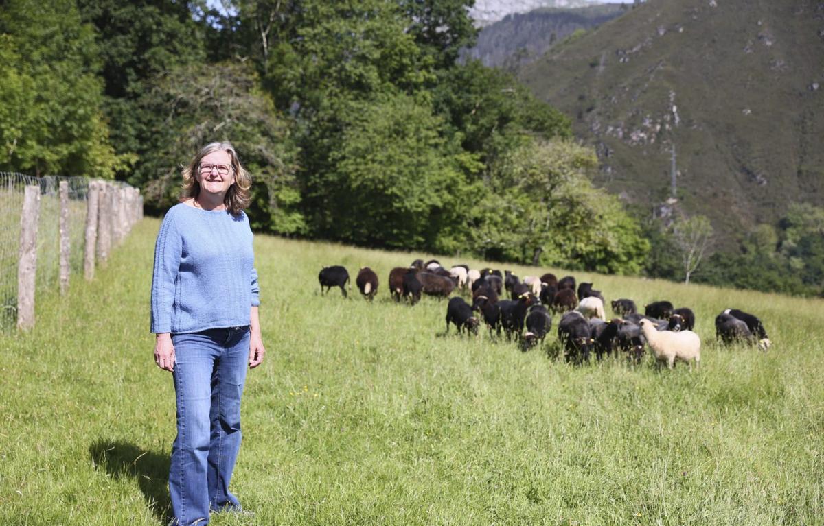 Cecilia van Berkum, con su rebaño de ovejas xaldas, en la finca próxima a su casa en Triongo.