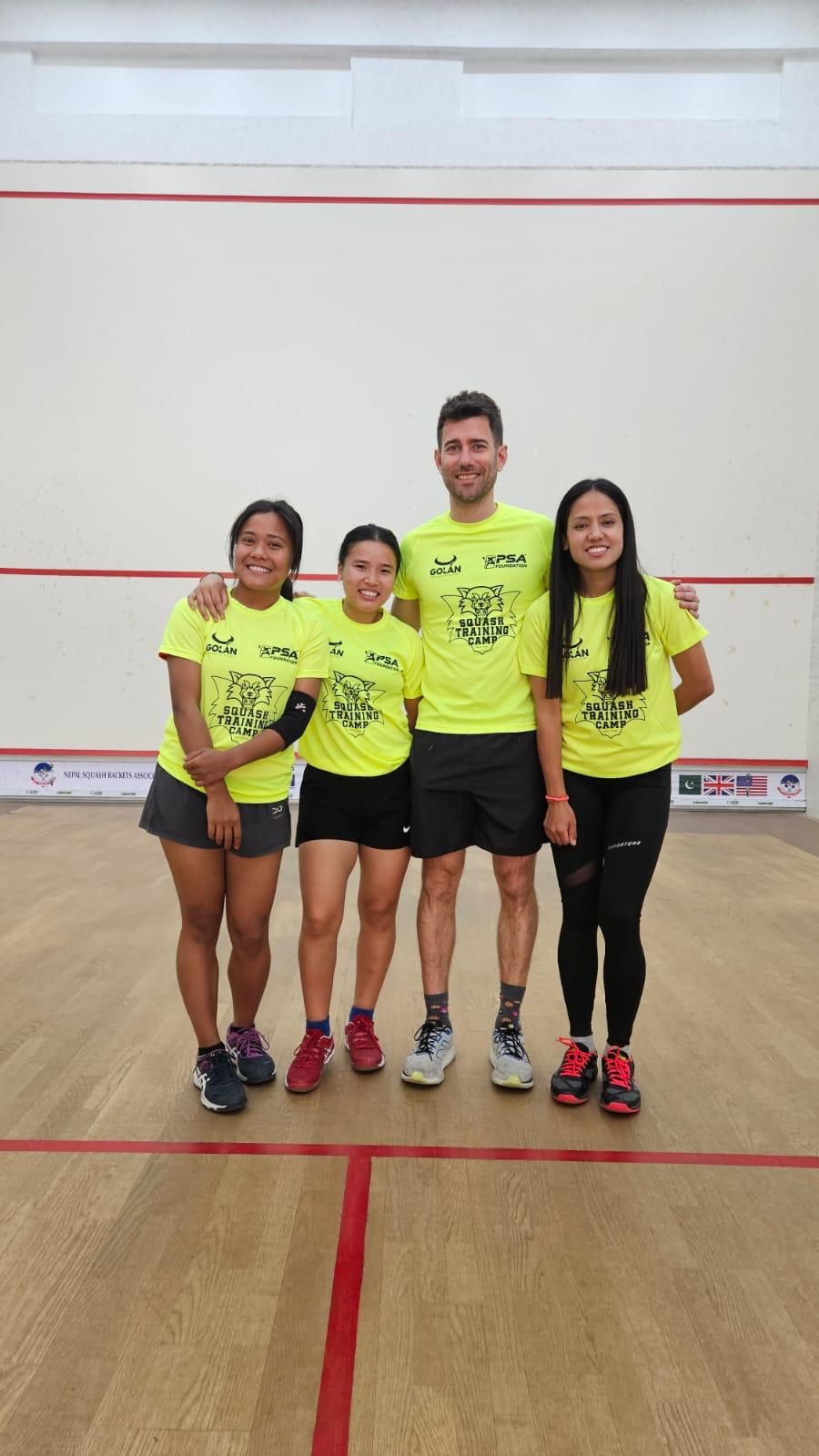 Borja Golán en Katmandú, donde está impartiendo clases de squash a jóvenes con pocos recursos de la mano de SOS Nepal