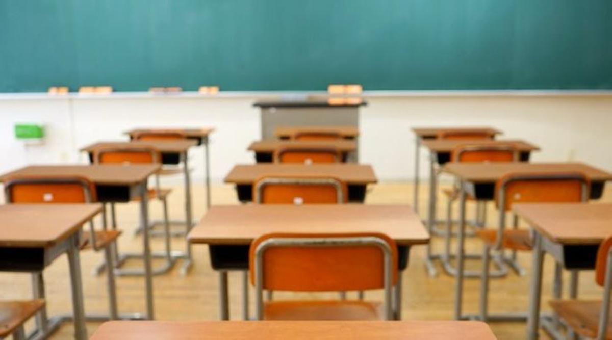 Pupitres de una escuela.