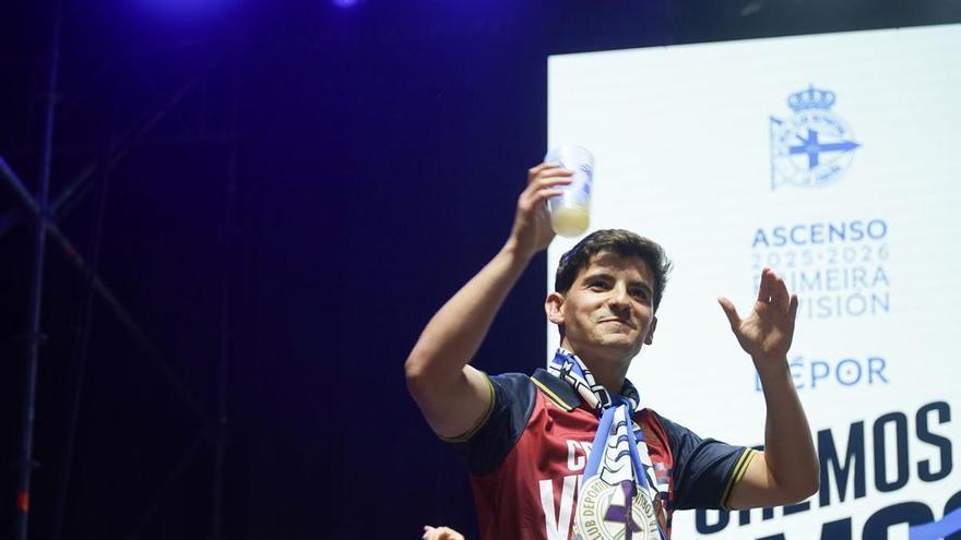 Riki, jugador del Deportivo: «Creía bastante en el ascenso cuando llegué y, por suerte, hemos podido cerrarlo»