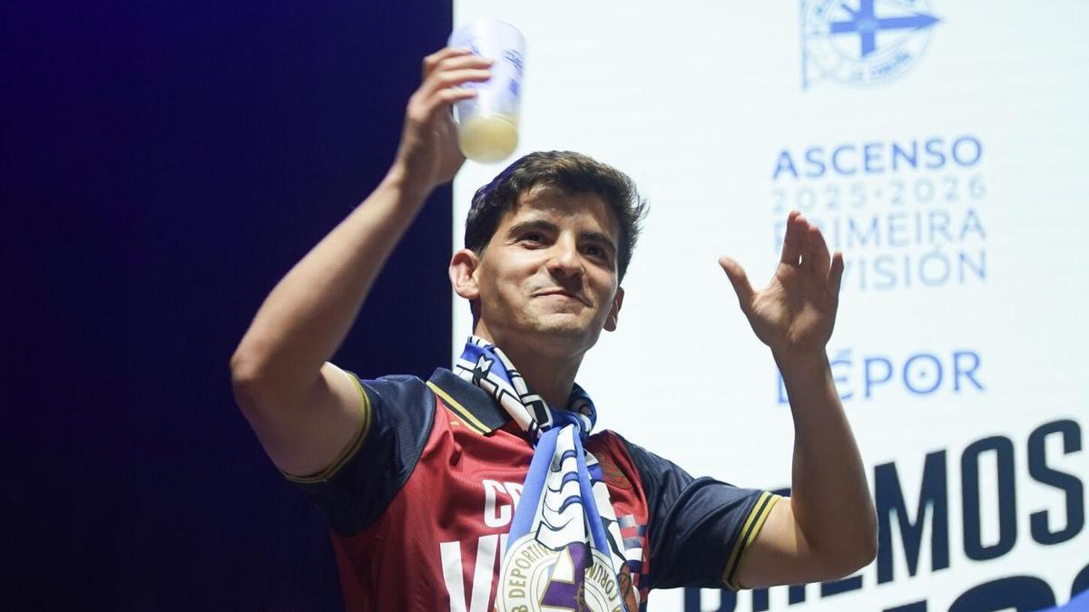 Riki, jugador del Deportivo: «Creía bastante en el ascenso cuando llegué y, por suerte, hemos podido cerrarlo»
