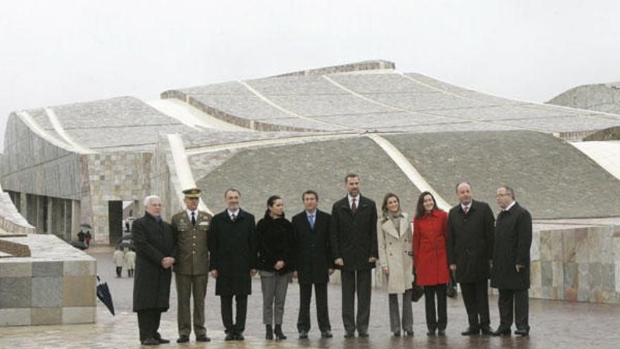 Foto de familia con Eisenman, el general Juan Enrique Aparicio, Roberto Varela, Pilar Rojo, Núñez Feijóo, don Felipe,       doña Letizia, González-Sinde, Antón Louro y Xosé Sánchez Bugallo. // X. Álvarez