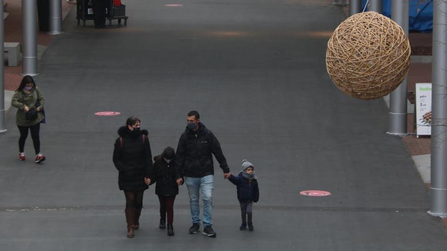 Una família passeja per la Maquinista el primer dia de la reobertura, aquest dilluns |