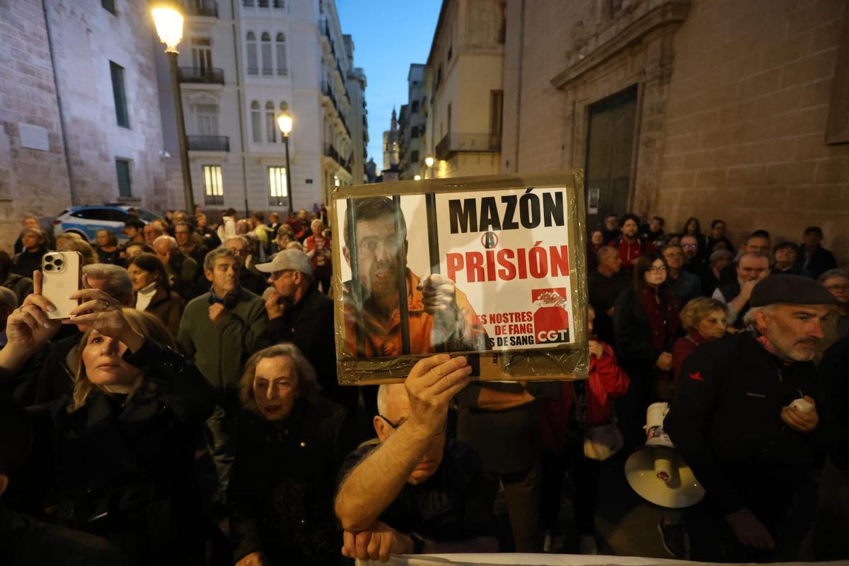 Decenas de valencianos se concentran frente a las Corts para pedir el enjuiciamiento de Mazón por su gestión de la dana