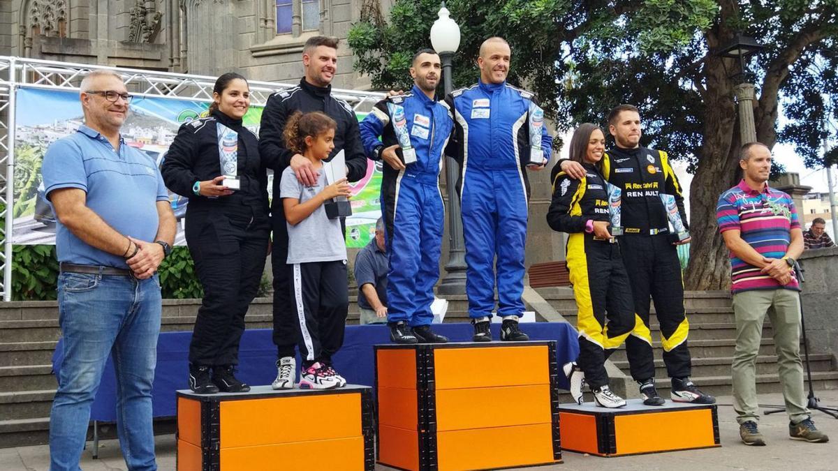 Los tres primeros clasificados de la segunda edición del Rallysprint Ciudad de Arucas, ayer en el podio. | | LP/DLP