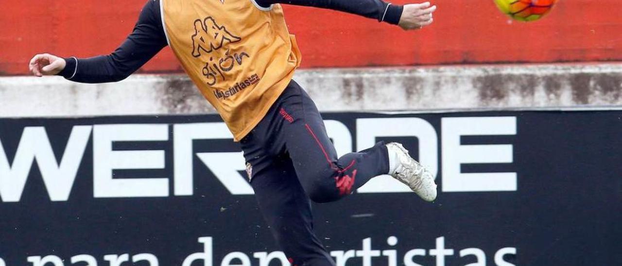 Ognjen Vranjes, golpeando un balón en el entrenamiento de ayer.