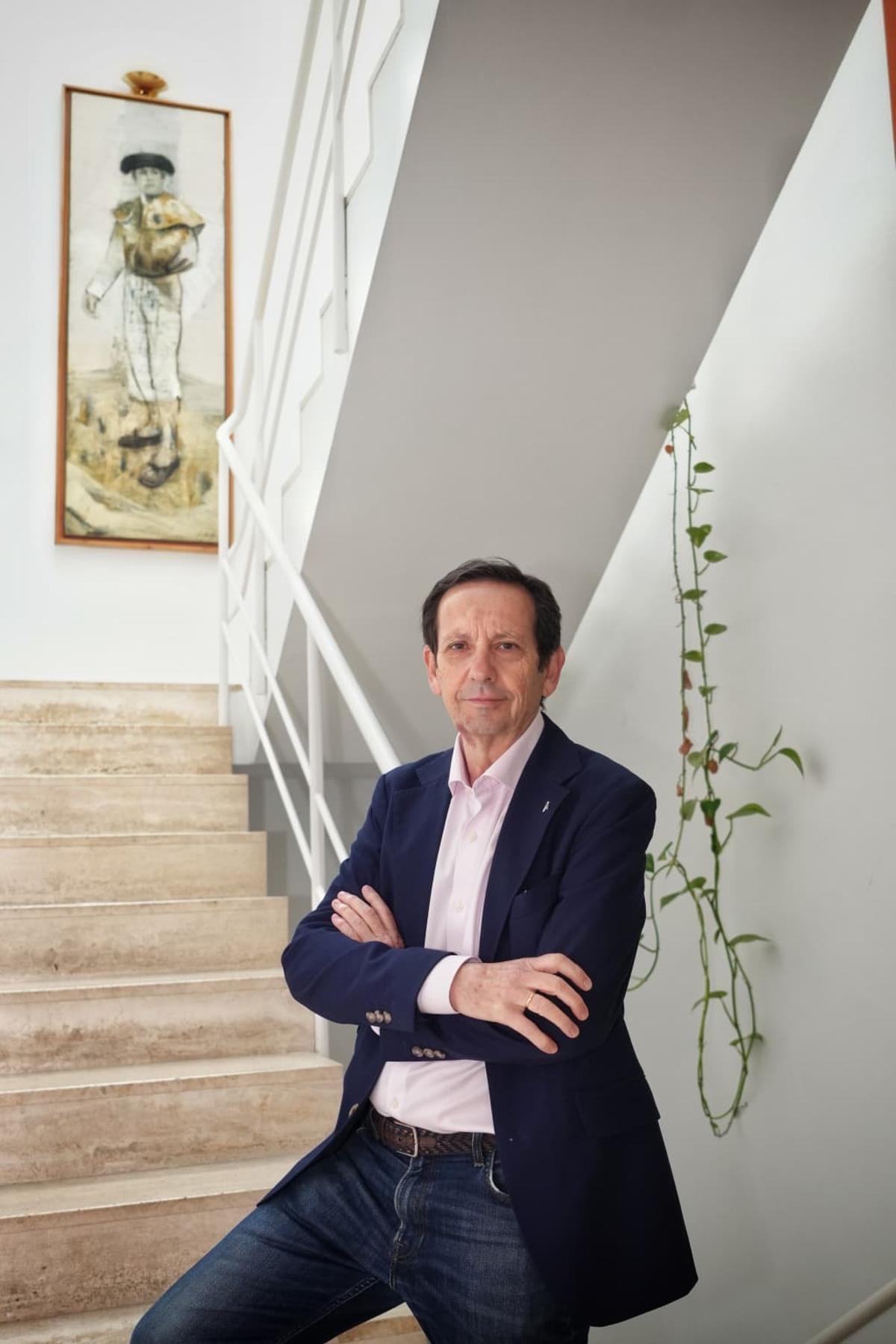 Manuel Cabalgante posa ante la cámara.