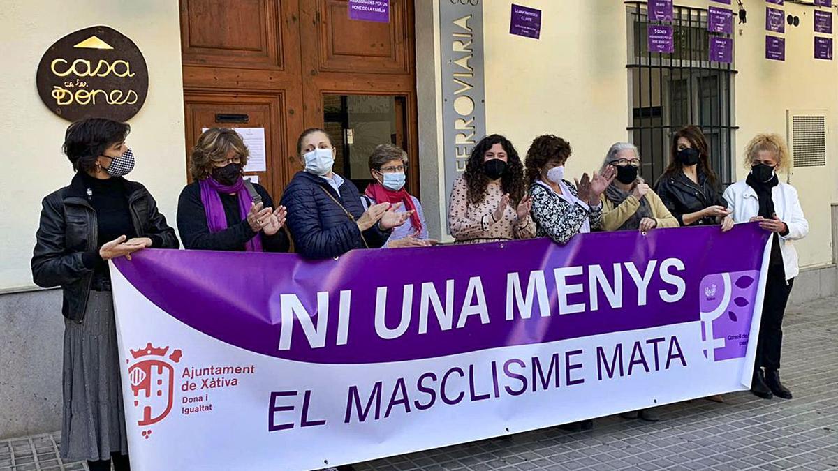 Concentración simbólica del Consell de les Dones de Xàtiva, a las puertas de la Casa de les Dones, ayer por la mañana | LEVANTE-EMV
