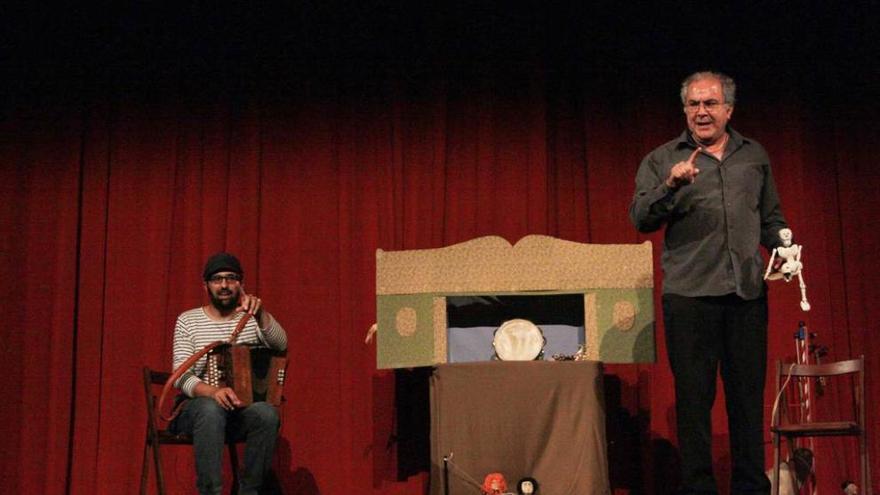 Un momento de la actuación del grupo "Seisdedos Títeres", ayer.