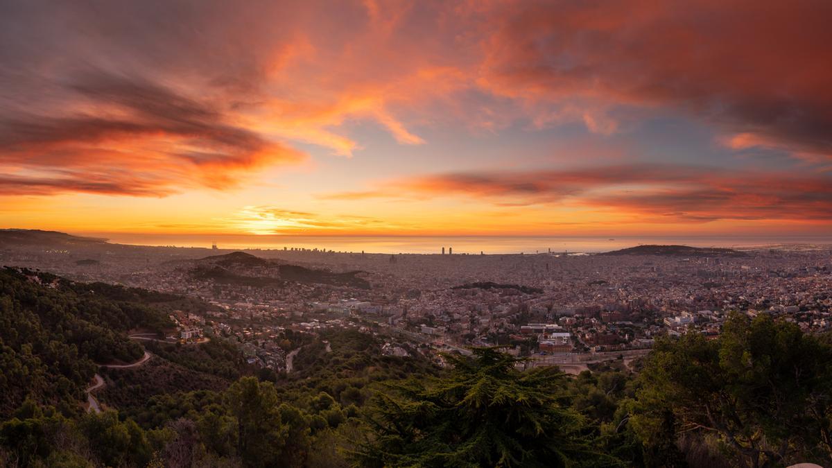 Nubes altas y medias sobre Barcelona, el 13 de marzo del 2023