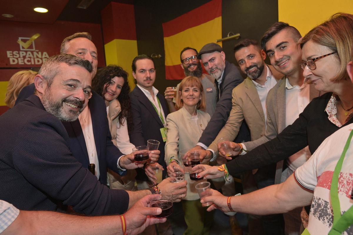 Brindis en Vox tras duplicar votos y porcentaje en Elche