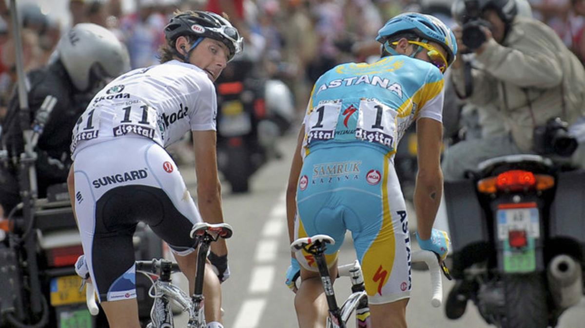 Alberto Contador y Andy Schleck, en el ascenso del puerto de la Madeleine (9ª etapa)