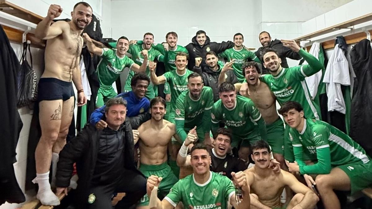 Los jugadores del Cuarte celebran la victoria ante el Belchite.